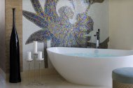 Большое мозаичное панно на стене в ванной