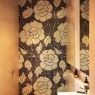 Велике панно-мозаїка з квітами на всю стіну в душовій