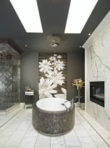 Большое панно с цветами в ванной в серых тонах
