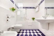 Дизайн білої плитки у ванній