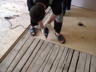 Фанера додатково вирівнює і зміцнює дерев'яні підлоги