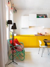 Проста біла фарба прекрасно контрастує з жовтою кухонними меблями